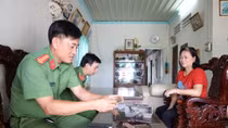 Dọn nhà thấy khẩu súng, người phụ nữ đem giao nộp Công an