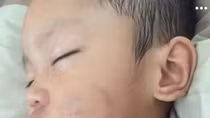 Cháu bé hai tuổi nghi bị bạn trai của mẹ ruột đánh đập
