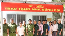 Trao nhà đồng đội cho chiến sỹ có hoàn cảnh khó khăn