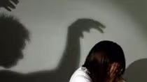 Mẹ phát hiện con gái 13 tuổi nhiều lần "yêu" nam thanh niên ở nhà trọ