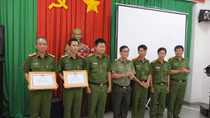 Tặng Bằng khen 3 tập thể, cá nhân xuất sắc đấu tranh với tội phạm