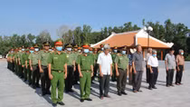 Công an Tây Ninh dâng hương tưởng niệm các anh hùng, liệt sỹ