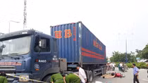 Tài xế container tông 2 vợ chồng tử vong rồi bỏ trốn