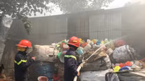 Kịp thời dập tắt đám cháy xưởng điện lạnh trong khu dân cư