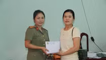 Nữ Công an nhặt được của rơi, trả lại tài sản cho người dân