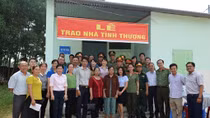 Trao tặng nhà tình thương cho người dân nghèo