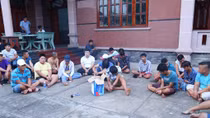 Đôi vợ chồng mở trường gà trong căn biệt thự