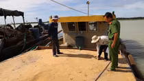 Phát hiện 4 tàu vỏ sắt khai thác cát trái phép lòng hồ Dầu Tiếng