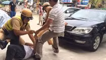 Vi phạm giao thông còn lao vào tấn công Cảnh sát