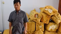Dùng ghe máy vận chuyển gần 12.000 gói thuốc lá lậu