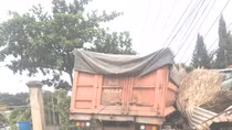 Xe container mất lái “ủi” nhà dân 