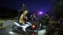 Truy bắt “quái xế”, hai chiến sỹ Công an bị thương