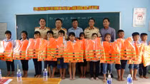 Trao tặng áo phao nghĩa tình cho người dân xã Phước Lưu