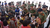 Nghĩa tình với trẻ em và người già neo đơn nghèo