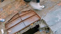 Đi học về, hai nữ sinh lớp 11 bị nước cuốn trôi xuống miệng cống