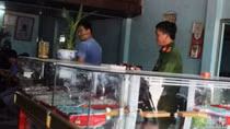 Vào tiệm vàng cướp vàng, bị truy đuổi rút dao dọa giết rồi tẩu thoát