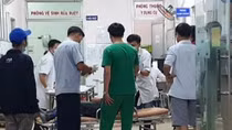 Ngồi ăn cơm, chủ nhà bị chém gần lìa tay