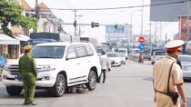 Ôtô “húc” xe máy, hai phụ nữ nguy kịch