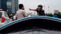 Cha bất lực nhìn con ruột bị hành hung