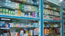 Nam thanh niên quỳ gối chết bí ẩn trước tiệm thuốc tây của bạn gái