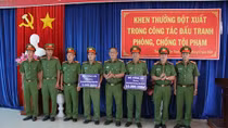 Khen thưởng các tập thể phá đường dây mua bán vũ khí và đánh bạc gần 100 tỷ đồng