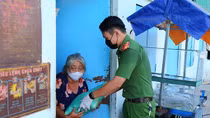 Công an Bình Dương tặng gạo cho người dân nghèo 