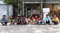 Nhà vắng chủ, 11 đối tượng say sưa đánh bạc