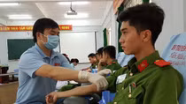Hơn 320 Cảnh sát hiến máu vì đồng đội