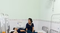 Gần 200 công nhân nhập viện sau bữa cơm trưa