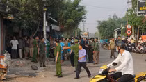 Xe đầu kéo mất lái lao thẳng vào nhà hai ông cháu đang ngủ