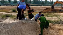 Thi thể nam giới không mặc quần áo đang phân hủy cạnh thao trường