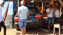 Xe biển xanh tông thẳng vào nhà dân, cụ ông 87 tuổi nguy kịch