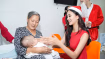Hoa hậu Tiểu Vy mang Giáng sinh sớm đến bệnh nhi, trẻ em nghèo 