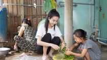 Á hậu Thuý An nấu bữa cơm ngày Tết tặng bà cháu cô bé hở hàm ếch 