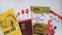Ba cựu chiến binh giới thiệu bộ sách tri ân đồng đội
