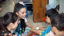 Hoa hậu Tiểu Vy tặng quà cho bệnh nhi tại TP Hồ Chí Minh
