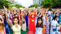Đường Nguyễn Huệ rợp sắc áo dài của 3.000 người diễu hành 