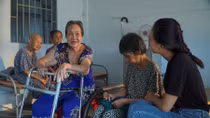 Thí sinh Miss World Việt Nam mang món quà bất ngờ đến các cụ già neo đơn 