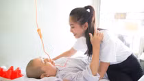 Hoa hậu Tiểu Vy mang quà 8-3 đến các nữ bệnh nhân ung thư 