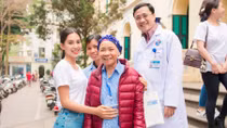 Hoa hậu Tiểu Vy tặng quà cho bệnh nhân ung thư tại Bệnh viện K