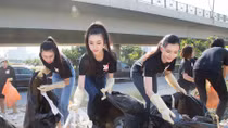 Dàn Hoa hậu Việt Nam dọn rác dưới trời nắng gắt