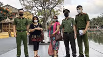 Tuổi trẻ CA Quảng Nam tuyên truyền, phát khẩu trang miễn phí cho du khách