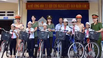 Phụ nữ Công an trao tặng xe đạp cho học sinh nghèo hiếu học Quảng Nam
