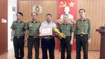 Giám đốc Công an Quảng Nam tặng Giấy khen cho phóng viên Báo CAND