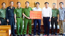 Thứ trưởng Lê Quốc Hùng trao tặng kinh phí hỗ trợ khắc phục hậu quả thiên tai tại Quảng Nam