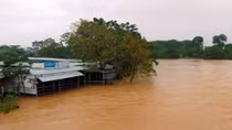 Thêm nhiều nơi tại Quảng Nam bị lũ chia cắt, 1 người bị điện giật tử vong
