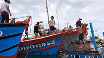 Đang neo đậu, tàu cá ở Quảng Nam bị sóng đánh chìm
