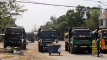 Người dân bức xúc chặn xe tải chở đất gây ô nhiễm