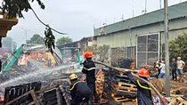 Kho pallet gỗ bị lửa thiêu rụi giữa trưa
