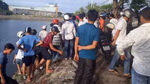 Phát hiện thi thể người đàn ông dưới hồ Nguyễn Du